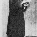 М.А. Чехов (сидит на полу) среди выпускников и педагогов Суворинского училища. 1910